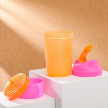 Бренд не указан / Шейкер спортивный с чашей под протеин, 500 мл. Бренд не указан / Шейкер спортивный с чашей под протеин, 500 мл.