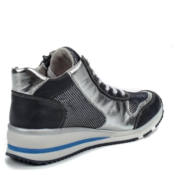 Betsy / Сникеры